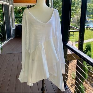 FREE PEOPLE🌸 XS—oversized💕mini dress/ tunic. Snow White & off-white colors! 🌸
